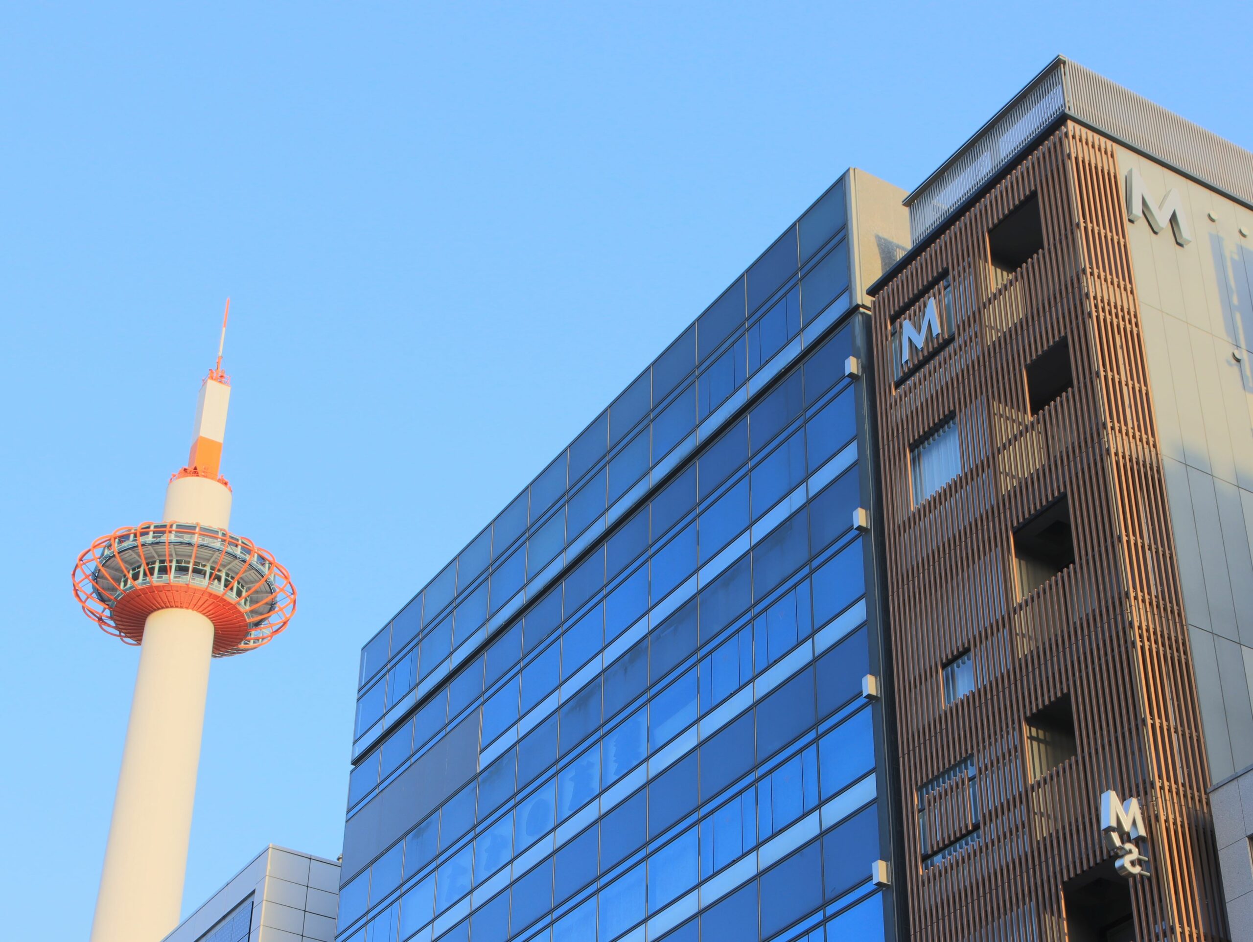 tomiya外観・京都タワー (昼・縮)